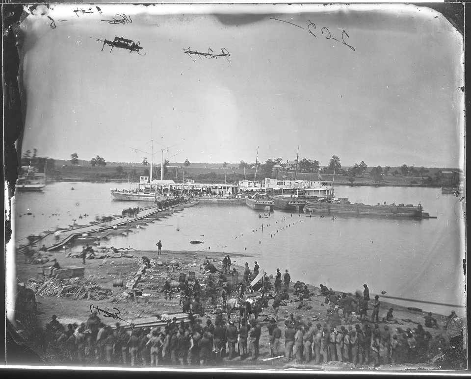 Landing on James River, 1864-5 - NARA - 524621