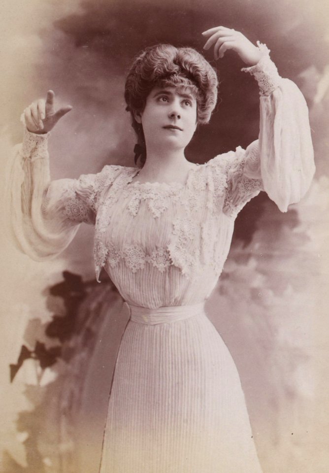 Marcelle Lender, par Jean Reutlinger, btv1b85969082-p015, 4 (cropped)