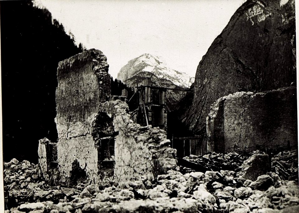 Landro, zerschossenes Hotel Bauer, Blick ins obere Rienztal. (BildID 15575774)