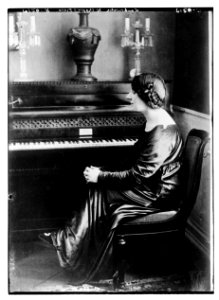 Landowska and Chopin's piano LCCN2014716982
