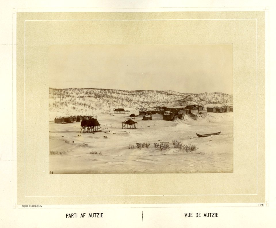 Landskap med bebyggelse og høystakker, luôvve. Parti av Avzi-Autzie - Norsk folkemuseum - NF.15006-116