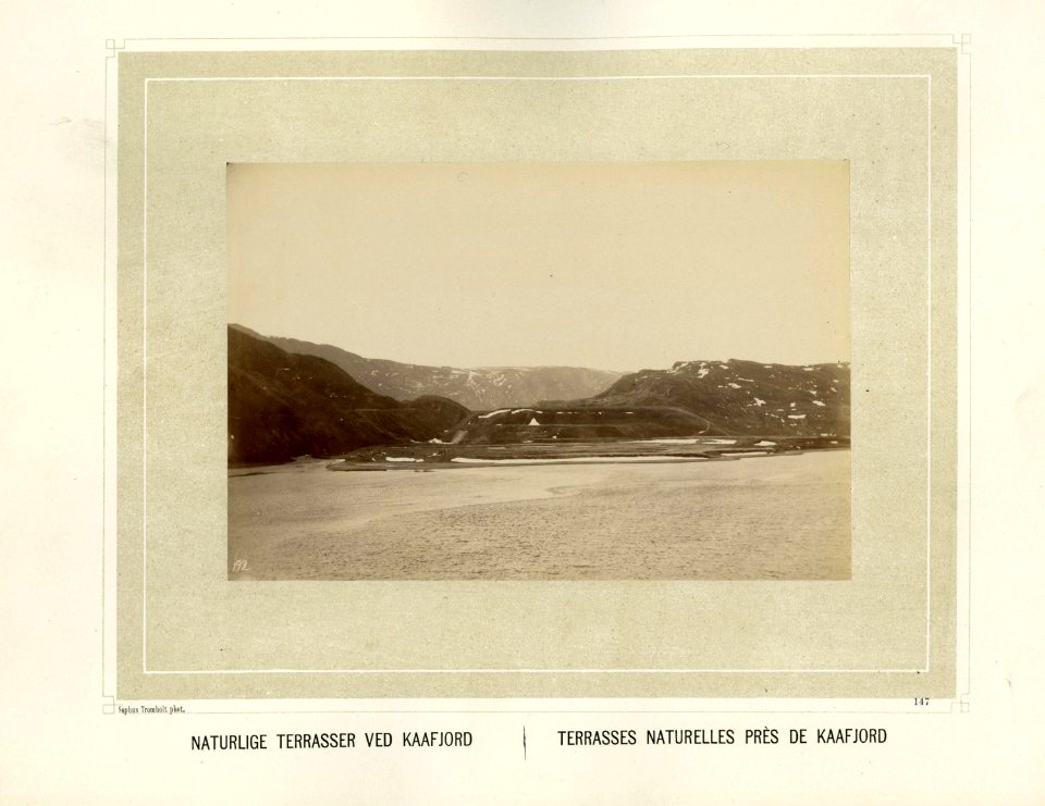 Landskap med naturlige terrasser i fjellsiden ved Kåfjord i Troms - Norsk folkemuseum - NF.15006-141