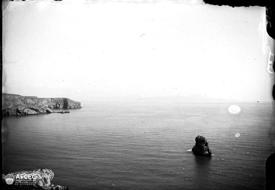 Mar i costa amb una roca enmig de l'aigua
