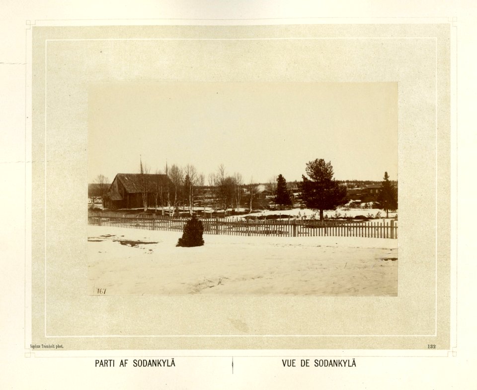 Landskap i Sodankylä i nordre del av Finland. Bygning med gjerde rundt - Norsk folkemuseum - NF.15006-126