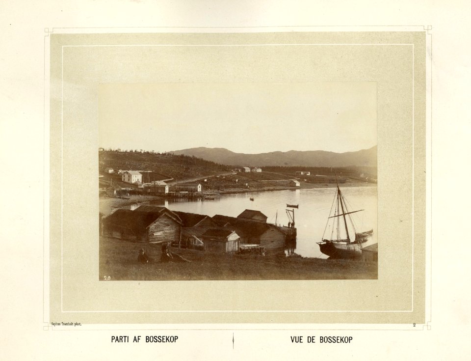 Landskap med sjø, fjell, båter og bebyggelse i Bossekop i Finnmark - Norsk folkemuseum - NF.15006-003