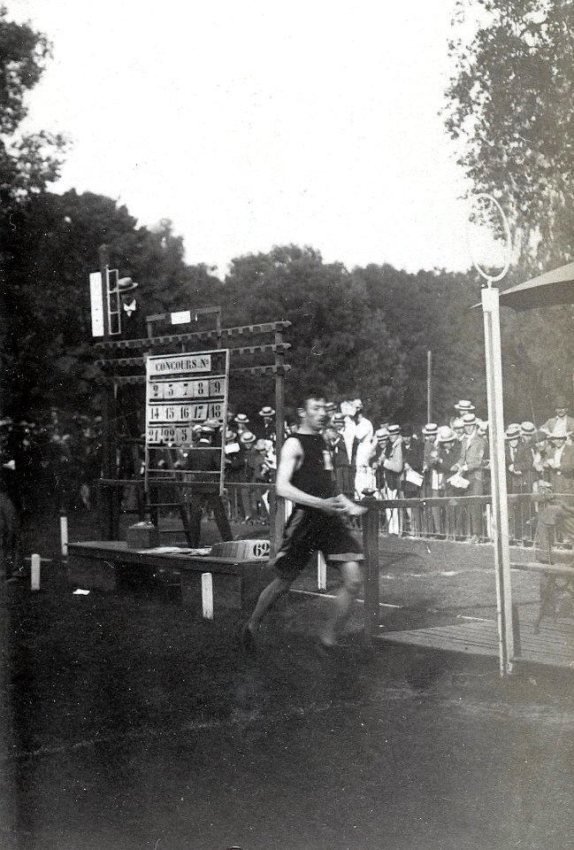 Marathon des JO de Paris 1900, arrivée de Michel Théato