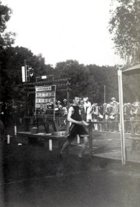 Marathon des JO de Paris 1900, arrivée de Michel Théato