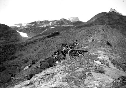 Landwehr Mitrailleure mit Maschinengewehr in Feuerstellung - CH-BAR - 3241322