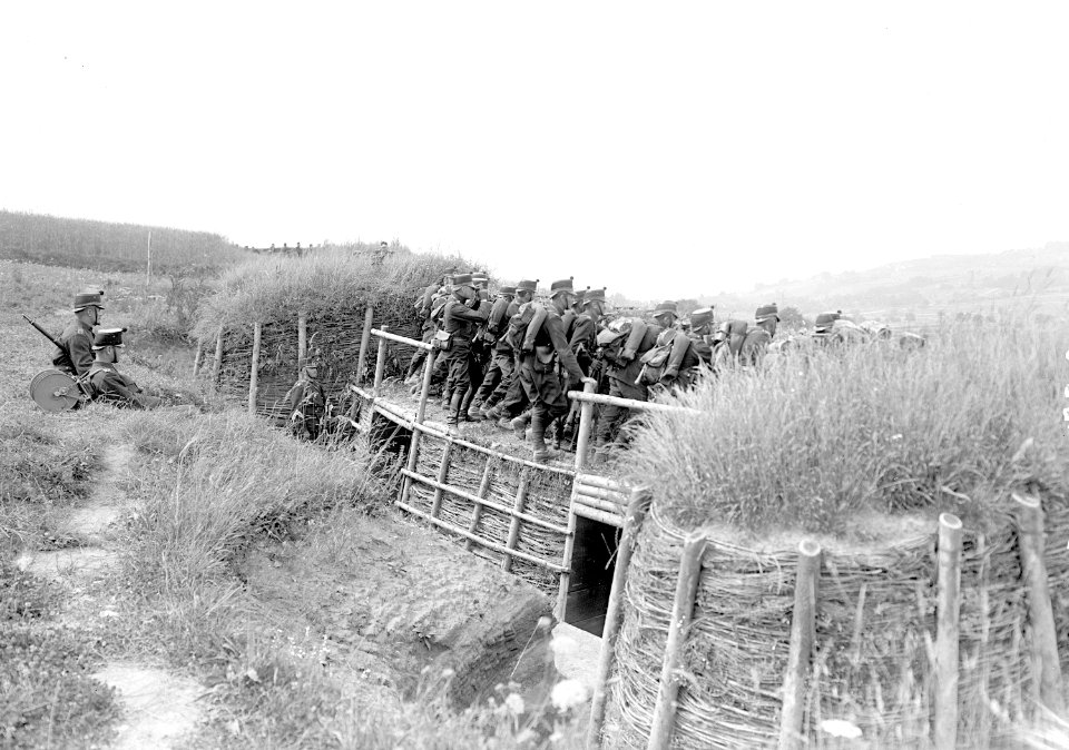 Landwehrsoldaten sammeln sich im Schützengraben - CH-BAR - 3238849