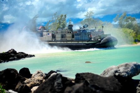 Landing craft air cushion departs from Marine Corps Base Hawaii to USS New Orleans 130830-N-YR391-041
