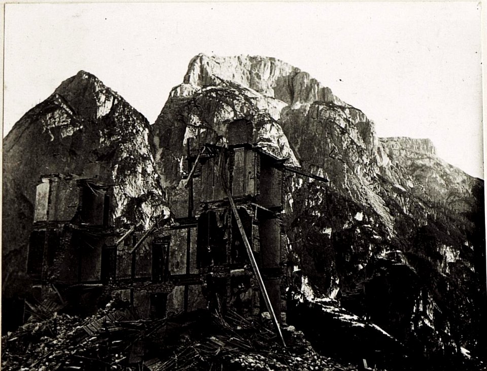 Landro, zerschossenes Haus, im Hintergrund Monte Piano. (BildID 15575767)