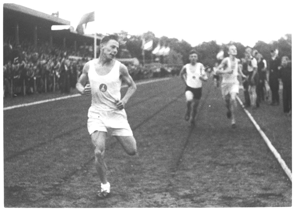 Landelijke kampioenschappen atletiek en zwemmen - Fotodienst der NSB - NIOD - 79262