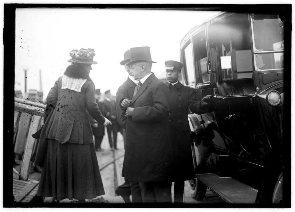 LANSING, ROBERT. SECRETARY OF STATE, 1915-1920. WITH MRS. LANSING BOARDING MAYFLOWER. ALLIED COMMN. LCCN2016867686