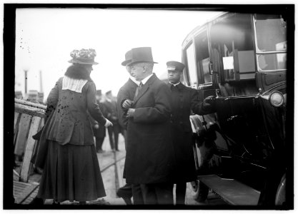 LANSING, ROBERT. SECRETARY OF STATE, 1915-1920. WITH MRS. LANSING BOARDING MAYFLOWER. ALLIED COMMN. LCCN2016867686