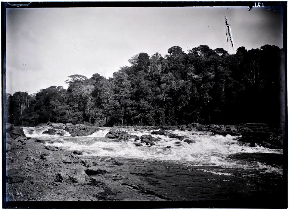 Landschap met val en rotspartij in het stroomgebied van de Tapanahoni-rivier