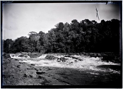 Landschap met val en rotspartij in het stroomgebied van de Tapanahoni-rivier