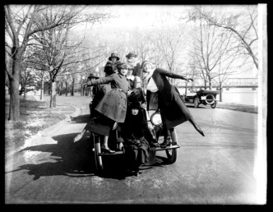 Lanza Motor Co., Greenwich Village Girls LCCN2016851827
