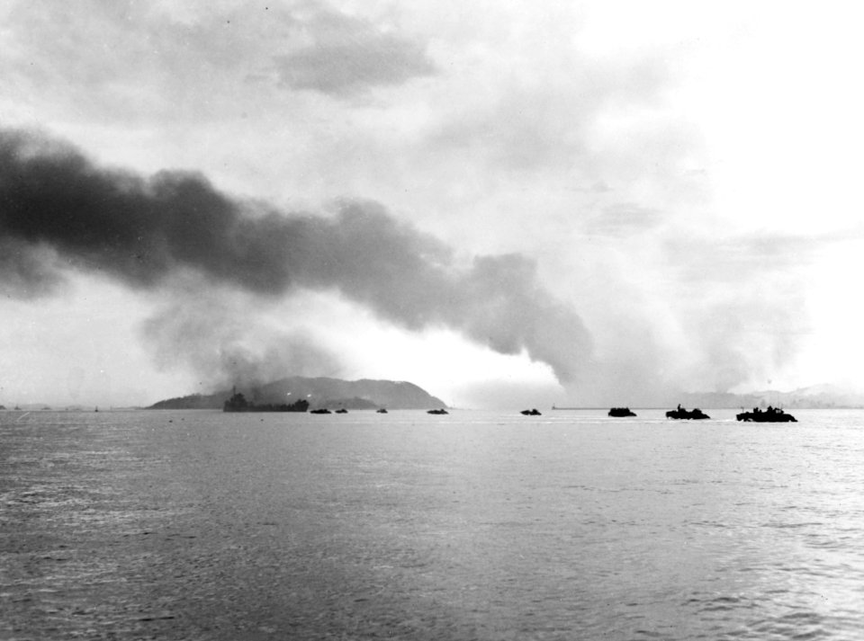 Landing craft and a LSMR off Inchon, Korea, 15 September 1950 (80-G-420024)