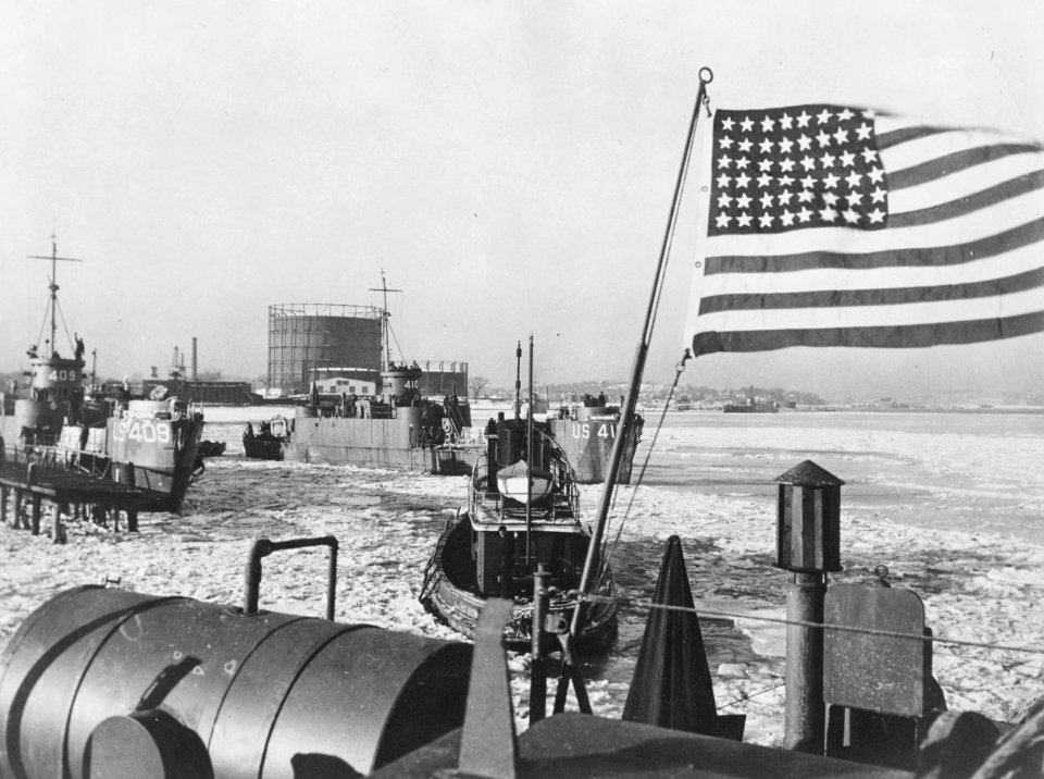 Landing craft infantry LCI(L)-409 and LCI(L)-410 arriving at the Boston Naval Shipyard, Massachusetts (USA), in late 1944 (38330003)
