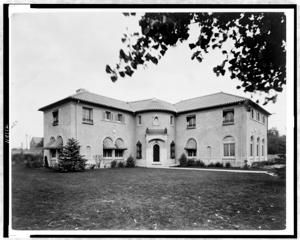 Large L-shaped residence, Colorado, designed by architect Jacques Benois Benedict) - De Lux, Denver LCCN97510566