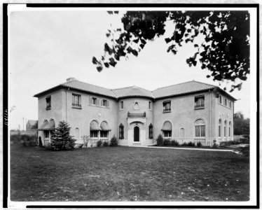 Large L-shaped residence, Colorado, designed by architect Jacques Benois Benedict) - De Lux, Denver LCCN97510566