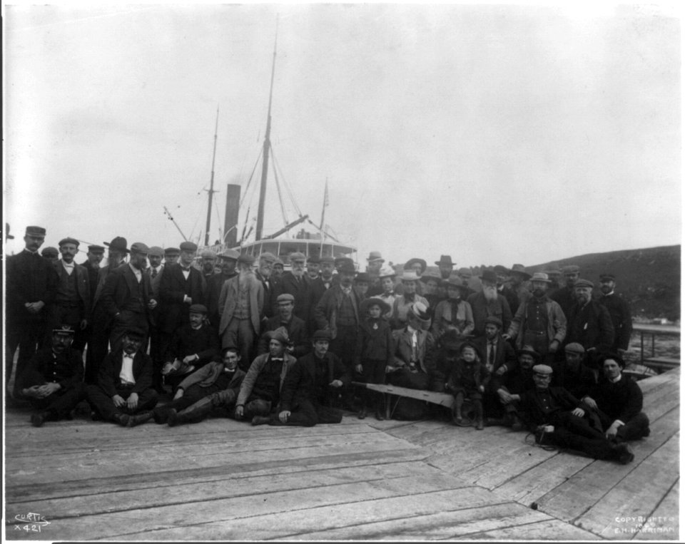 Large group of men and women on dock in front of ship, Alaska or the Aleutian Islands LCCN2002705647