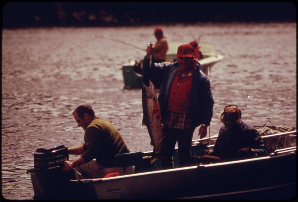 Landing-a-chinook-salmon-on-the-willamette-river-near-oregon-city-041973 4272391876 o