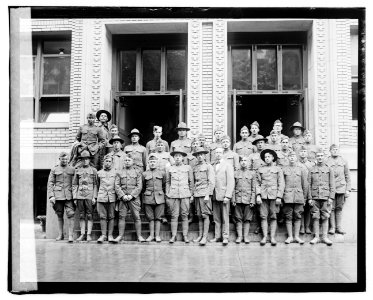 Large group of overseas soldiers who applied for Naturalization, June 6, 1919. Man in center is Raymond Crist, Director of Citizenship, Bureau of Naturalization, Department of Labor LCCN2016827096