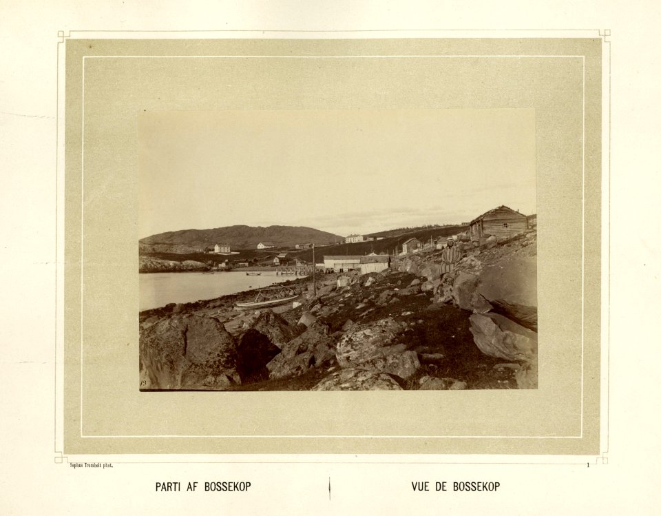Landskap med sjø, fjell, båter og bebyggelse i Bossekop i Finnmark - Norsk folkemuseum - NF.15006-002