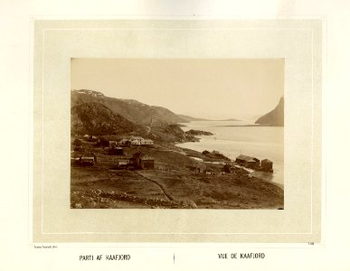 Landskap og bebyggelse med kirke og naust i Kåfjord i Finnmark - Norsk folkemuseum - NF.15006-139