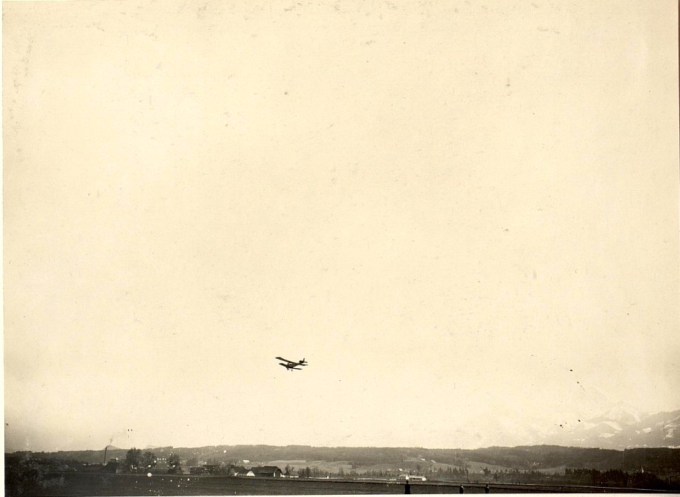 Landung eines Fliegers am Flugplatze in Villach. (BildID 15470300)