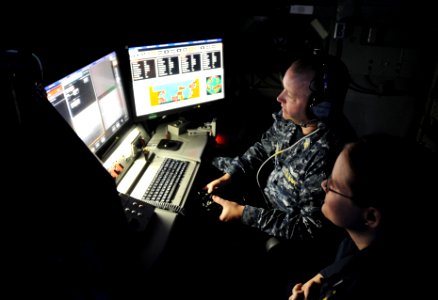 Laser Weapon System control station aboard USS Ponce (AFSB(I)-15) in November 2014 (01)
