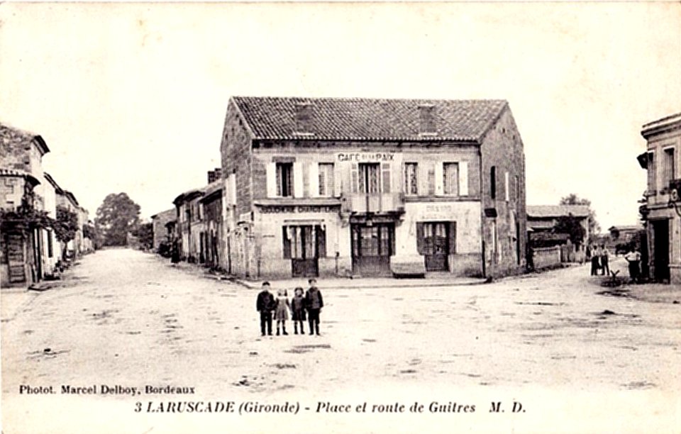 Laruscade - la place 1