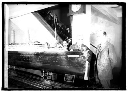 Lasker with model of the steamship Leviathan, (5-11-22) LCCN2016846337