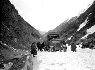 Lastwagen durch den Schnee auf der Gotthardstrasse - CH-BAR - 3241103