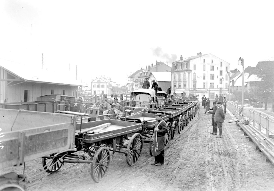 Lastwagen und Kriegsfuhrwerke für den Eisenbahnverlad - CH-BAR - 3239448