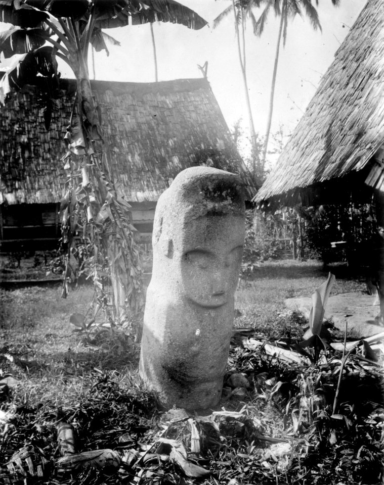 Langke Boelawa, kvinnofigur av sten. Byn Bomba, Bada, Poso, Celebes. Sulawesi, Poso, Bada - SMVK - 010645