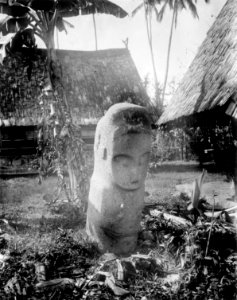 Langke Boelawa, kvinnofigur av sten. Byn Bomba, Bada, Poso, Celebes. Sulawesi, Poso, Bada - SMVK - 010645