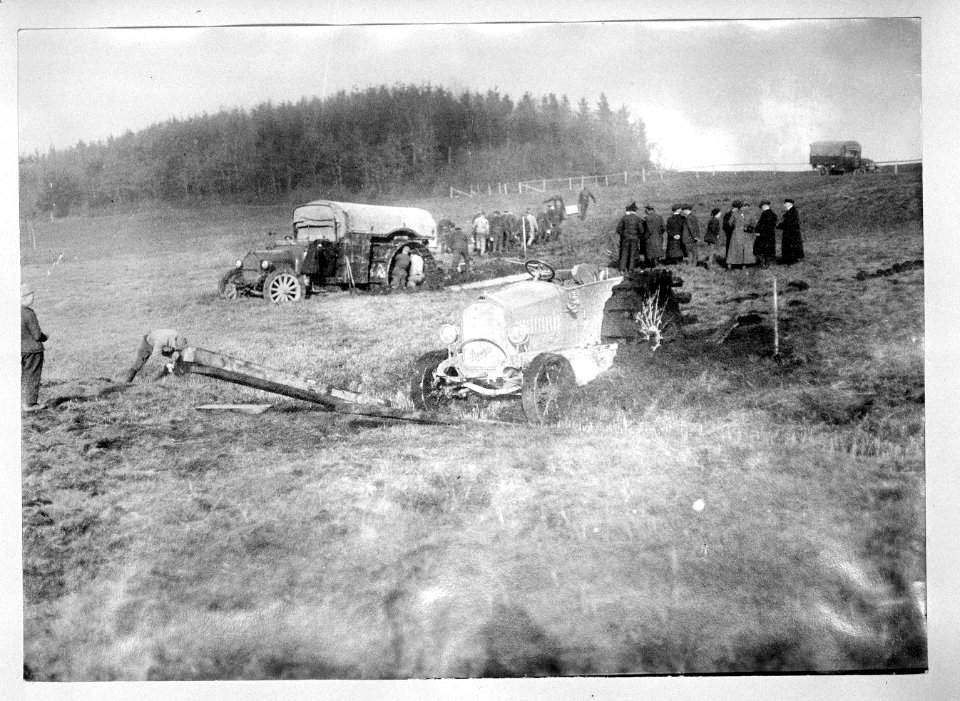 Lastwagen und Traktor sind im morastigen Boden eingesunken - CH-BAR - 3241612