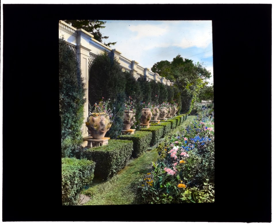 Lathrop Colgate house, Bedford Village, New York. Trellis LCCN2007686346