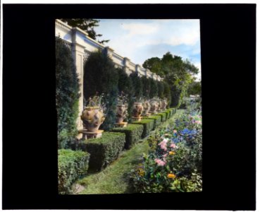 Lathrop Colgate house, Bedford Village, New York. Trellis LCCN2007686346