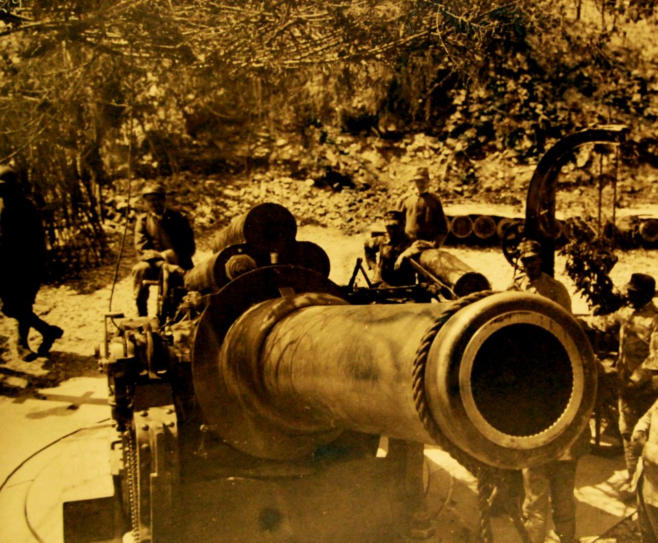 Large Italian gun, possibly an Obice da 305-17 (28178093673)