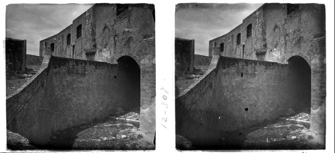 Lateral del pati del castell de Sant Joan
