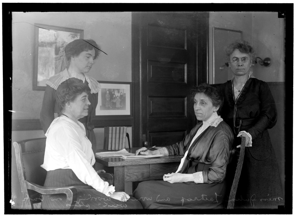 LATHROP, JULIA. HEAD OF CHILDREN'S BUREAU, LABOR DEPT. WITH ASSISTANTS; 'BABY WEEK' PLANS LCCN2016866716