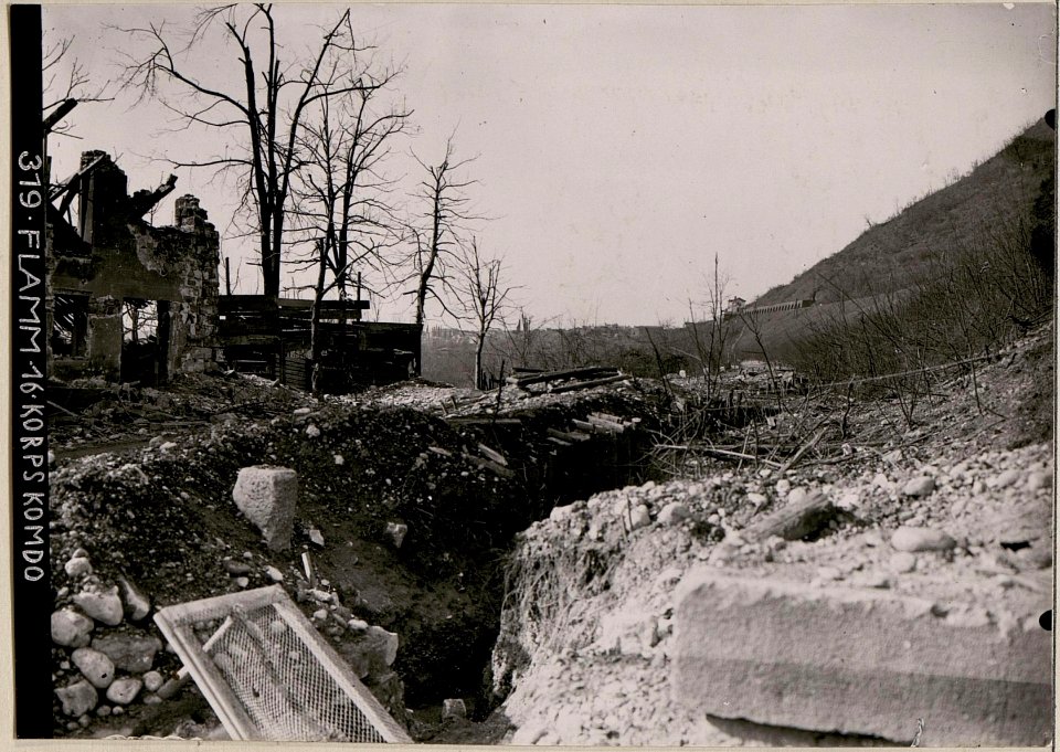 Laufgraben zum Südhang der Höhe 184 Nase. Abschnitt Podgora-Süd (BildID 15732264)