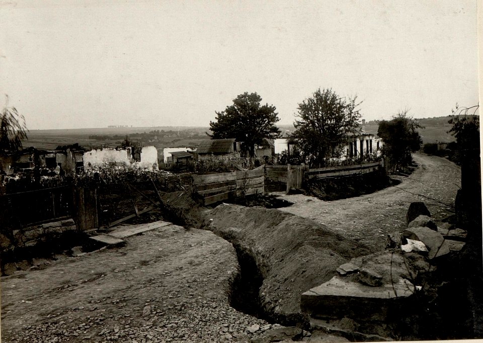 Laufgraben über die Strasse in Skala. (BildID 15533011)