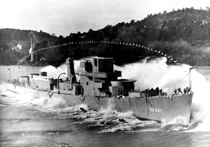 Launch of USS Jenks (DE-665) at the Dravo Corporation, Pittsburgh, Pennsylvania (USA), 11 September 1943 (80-G-207986)