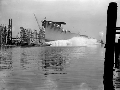 Launch of USS Hamlin (AV-15) at Todd Pacific Shipyards, Tacoma, Washington (USA), on 11 January 1944 (7577344)