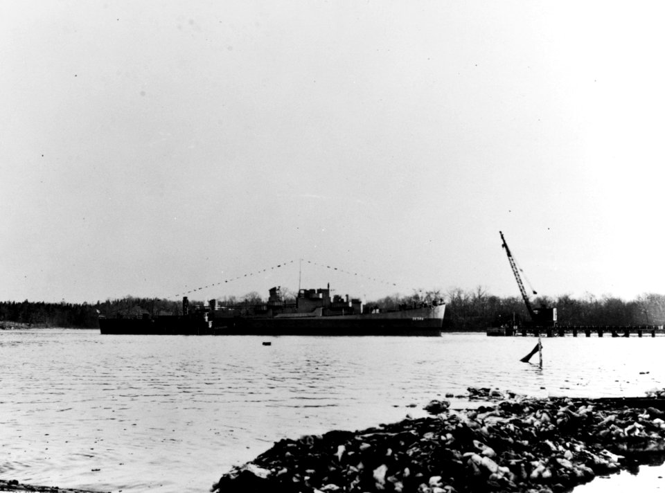 Launch of USS Lough (DE-586) at the Bethlehem Hingham Shipyard, Massachusetts (USA), on 22 January 1944 (NH 81349)