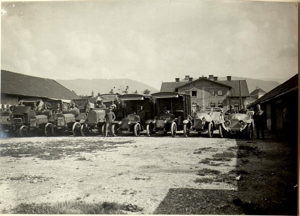 Lastenauto-Garage in Villach. Aufgenommen am 24.VII. 1916. (BildID 15477618)